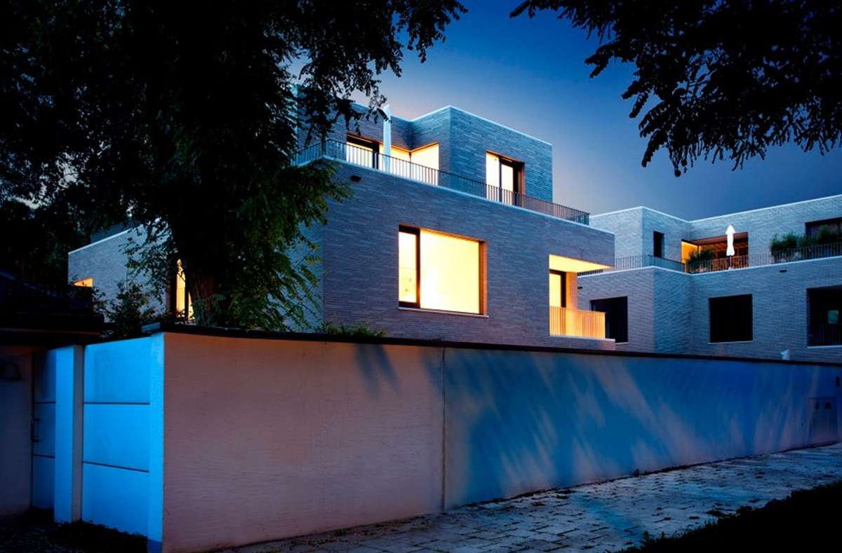Beeindruckendes Lichtspiel der Außenfassade: Das Smart Home in München ist bereits vor dem Betreten ein Hingucker.
