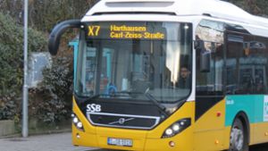 Der neue Expressbus X 7  kommt etwas moderner daher als sein großer Bruder, ein Gelenkbus der 77er-Linie. Foto: Otto-H. Häusser