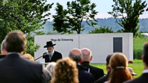 Rückblick ins Jahr 2010: Landesrabbiner Netanel Wurmser   spricht bei der  Einweihung der KZ-Gedenkstätte am US-Airfield. Foto: Achim Zweygarth