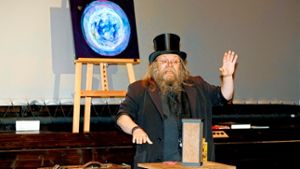 Auktionator ist der Zauberer Doctor Marrax. Foto: Horst Rudel