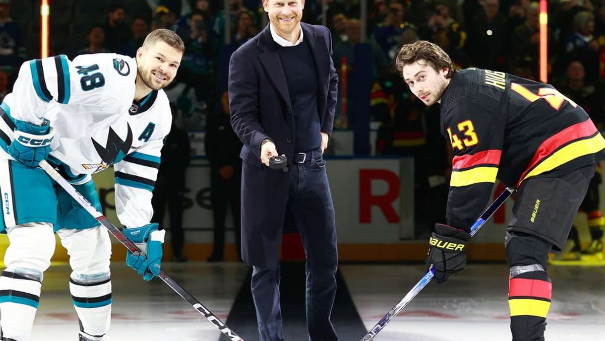 Auch Herzogin Meghan war im Stadion: Royal on Ice: Prinz Harry überrascht beim Eishockey-Spiel in Vancouver