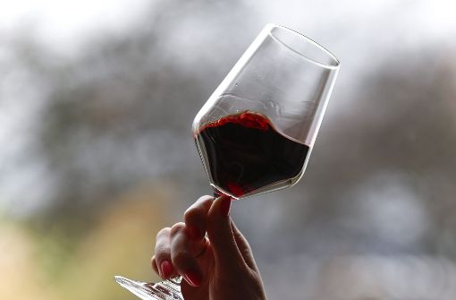 Einbrecher entwendeten mehrere Paletten und Kisten überwiegend hochwertigen Bordeaux-Weins aus einer Weinhandlung. Foto: dpa