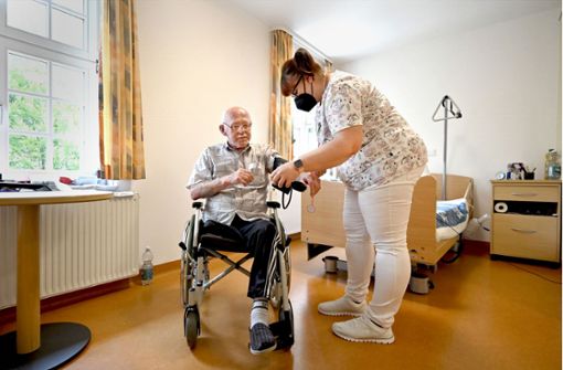 Um die Bewohner in Pflegeeinrichtungen  bei den steigenden Kosten zu entlasten, sollen sie  Wohngeld  erhalten. Foto: epd/Matthias Rietschel
