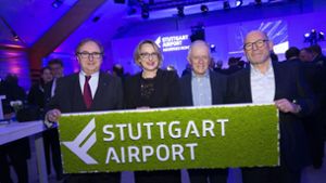 Der Flughafen ist ein Aushängeschild für Land und Stadt, finden die Flughafenchefs   Walter Schoefer und   Arina Freitag sowie OB   Kuhn und Minister Hermann (von links). Foto: Lichtgut/Leif Piechowski