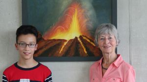 Der 13-jährige Pianist Christian Märkle und seine Gastgeberin, Großmutter Waltraud Märkle, vor einem Vulkanbild ihres Kollegen Arnold Sienerth. Foto: Sabine Schwieder