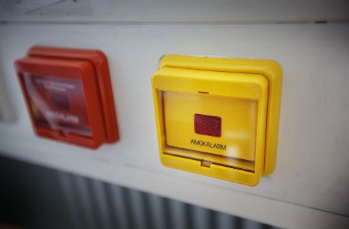 Im Zuge der Nachrüstung mit Amoktastern an allen Schulen hat die Stadt Stuttgart auch die Pausensignalisierung und Brandalarmierung mit einheitlichen Tastern ausgerüstet. Foto: Gottfried Stoppel