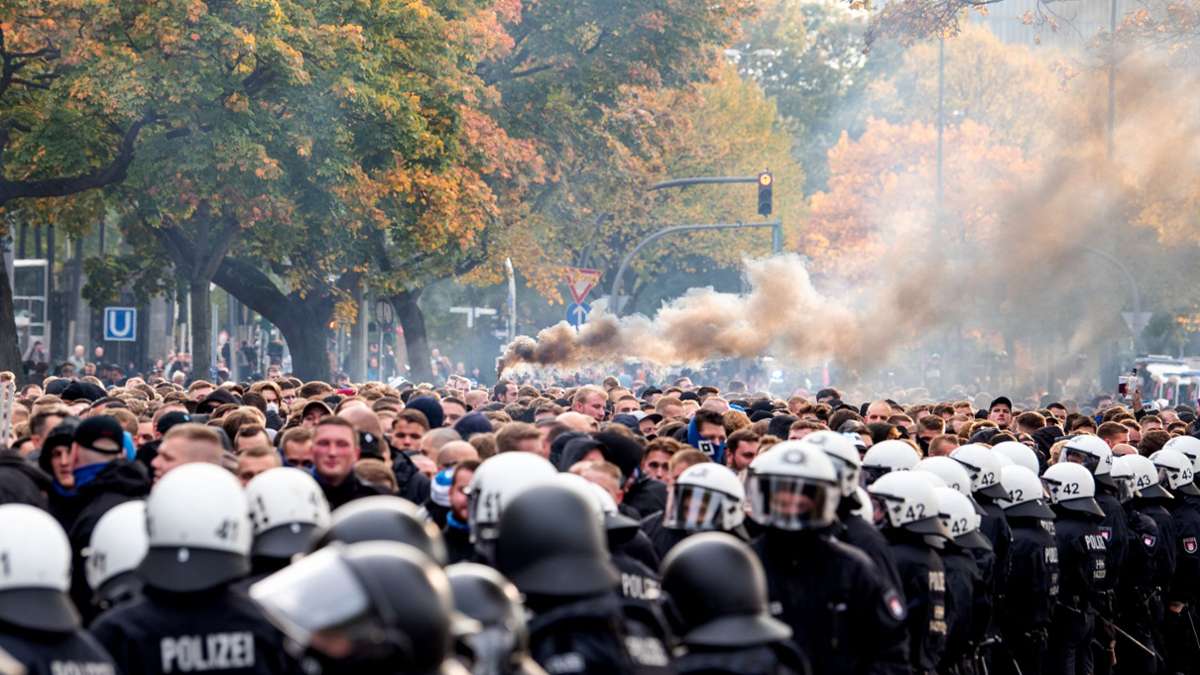 Nach Ausschreitungen in Stadien: DFB-Appell an Fans und Polizei: Mehr Toleranz und Dialog