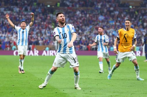 Happy End: Der gefeierte Torschütze Lionel Messi und seine Argentinier haben das geschafft, worauf der Superstar so lange gewartet hatte. Foto: dpa/Tom Weller