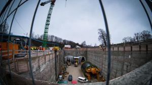 Von dieser Baugrube am Rosensteinpark aus werden die Röhren für die Fernbahn zum Neckar vorangetrieben. Rechts ist ein Schalwagen für die Tunnel-Innenwand zu sehen. Foto: Lichtgut/Achim Zweygarth