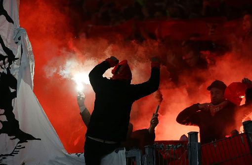Beim Spiel des VfB Stuttgart gegen den SC Freiburg haben Fans der Breisgauer Pyros gezündet. Foto: Pressefoto Baumann