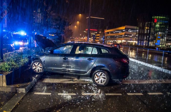 Stuttgart-Mitte: Zeugen reanimieren Schwerverletzten nach Unfall