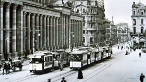 Keine Autos, dafür Fußgänger, Pferdekutschen und elektrische Straßenbahnen: Der Stuttgarter Schlossplatz circa im Jahr 1905 Foto: Archiv SSB/SHB