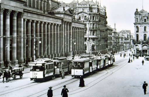 Keine Autos, dafür Fußgänger, Pferdekutschen und elektrische Straßenbahnen: Der Stuttgarter Schlossplatz circa im Jahr 1905 Foto: Archiv SSB/SHB