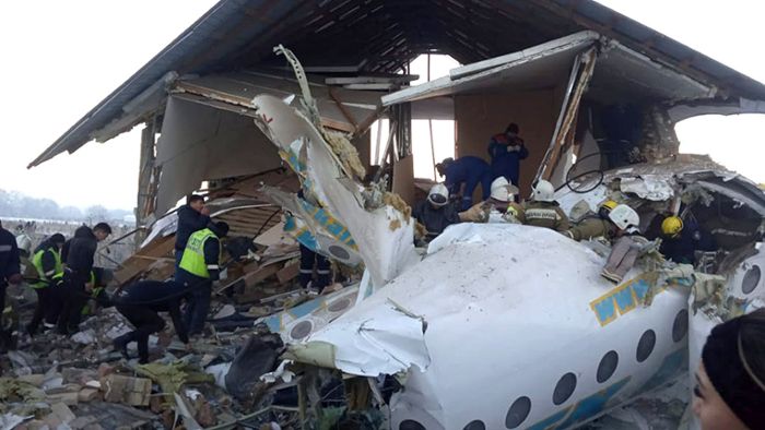 Passagierjet abgestürzt - mindestens 12 Tote