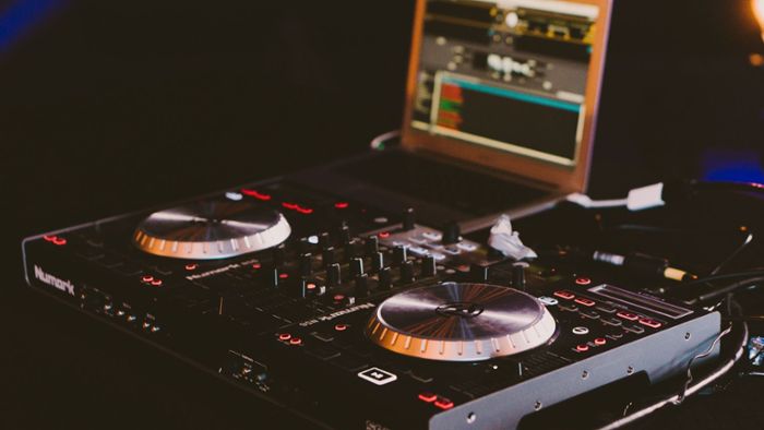 Kurz vor Festivalstart: Diebe räumen DJ Pult leer