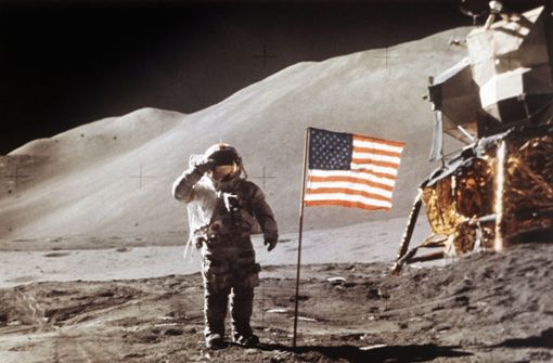 James Irwin, Astronaut aus den USA, in der Nähe der Mondlandefähre Apollo 15. Foto: dpa