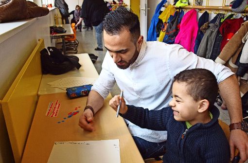 Der Erstklässler Hassan hat Spaß daran, wenn Hossam Ghareeb mit ihm lernt. Foto: Cedric Rehman