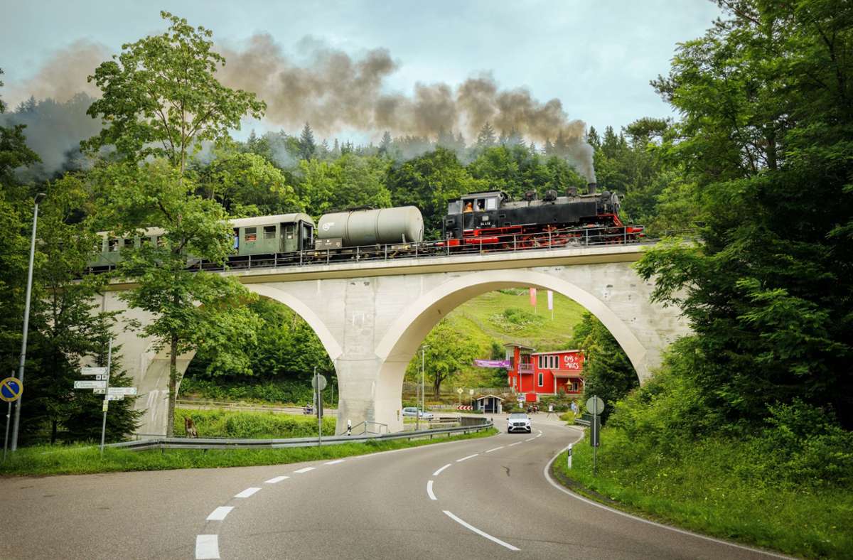 Die Schwäbische Waldbahn fährt seit Ostern  wieder. Von Schorndorf aus geht es mit einer Dampf- oder einer Diesellok 22,9 Kilometer lang durch den Schwäbischen Wald bis nach Welzheim.