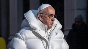 Ein (gefälschtes) Bild geht um die Welt: der Papst in Designer-Daunenjacke des Luxuslabels Balenciaga. Quelle: X/@get_zion