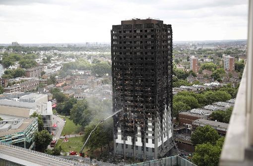 Laut Premierministerin Theresa May ist der Grenfell Tower in London nicht das einzige Hochhaus mit einer leicht entflammbaren Außenhülle. Foto: AFP