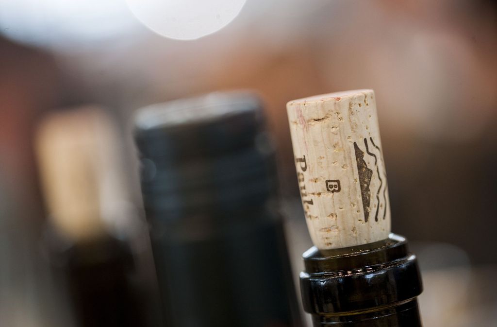 Ein Mann hat auf einem Weingut in Baden-Württemberg offenbar Schwefelsäure aus einer Weinflasche getrunken (Symbolfoto). Foto: dpa
