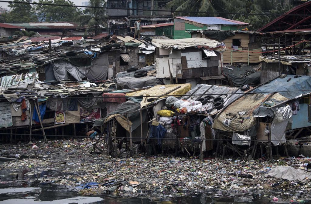 Im Slum von Manila bereiten sich die Bewohner bereits auf den starken Taifun vor.