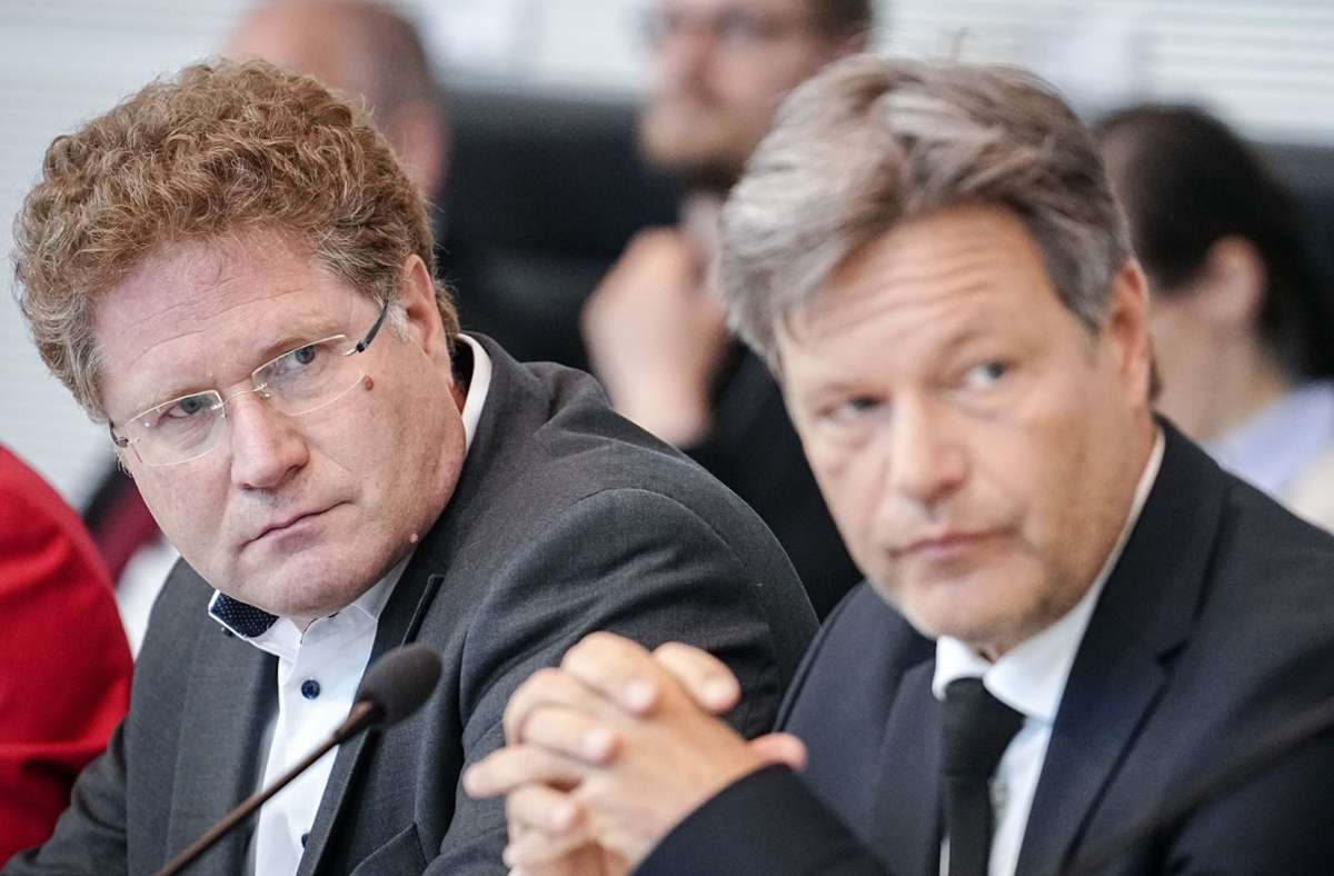 Hier ist der Staatsekretär noch im Amt: Patrick Graichen und Minister Robert Habeck bei einer gemeinsamen Teilnahme an einer Sitzung des Wirtschaftsausschusses im Bundestag. Foto: dpa/Kay Nietfeld
