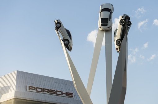Eine Porsche-Skulptur zum Mythos des Porsche 911, entworfen vom englischen Künstler Gerry Judah, steht nun am Stammsitz des Unternehmens Porsche in Stuttgart - Zuffenhausen. Die Skulptur besteht aus einen Porsche 911, Baureihe 991 (Mitte), Porsche 911 F-Modell (rechts) und Porsche 911 G-Modell. Foto: dpa