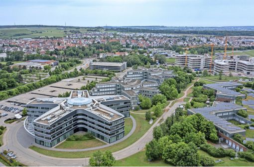 Viel Veränderung südlich von Ehningen: Während der neue IBM Technology-Campus (rechts oben) aus dem Boden wächst, steht die Zukunft der drei sternförmigen Bestandsgebäude auf dem Prüfstand. Sie haben bereits den Besitzer gewechselt. Foto: Stefanie Schlecht/sts