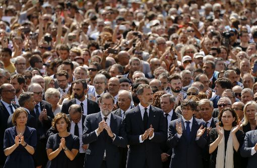 Tausendfaches Gedenken: König Felipe VI. (4.v.r.) und Spaniens Ministerpräsident Mariano Rajoy (3.v.r.) gedenken  gemeinsam mit der Bevölkerung von Barcelona  in einer Schweigeminute der Opfer des Terroranschlags in Barcelona. Foto: AP