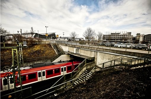 Zum Flughafen sollen bei Stuttgart 21 auch Fern- und Regionalzüge fahren. Fraglich ist, ob diese im S-Bahnhof halten oder vor der Tunneleinfahrt (Bild) in einen neuen Bahnhof abbiegen. Foto: Leif Piechowski