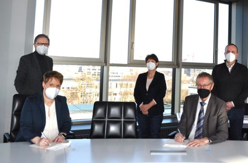Der Vertrag wird unterzeichnet Foto: Landratsamt Böblingen