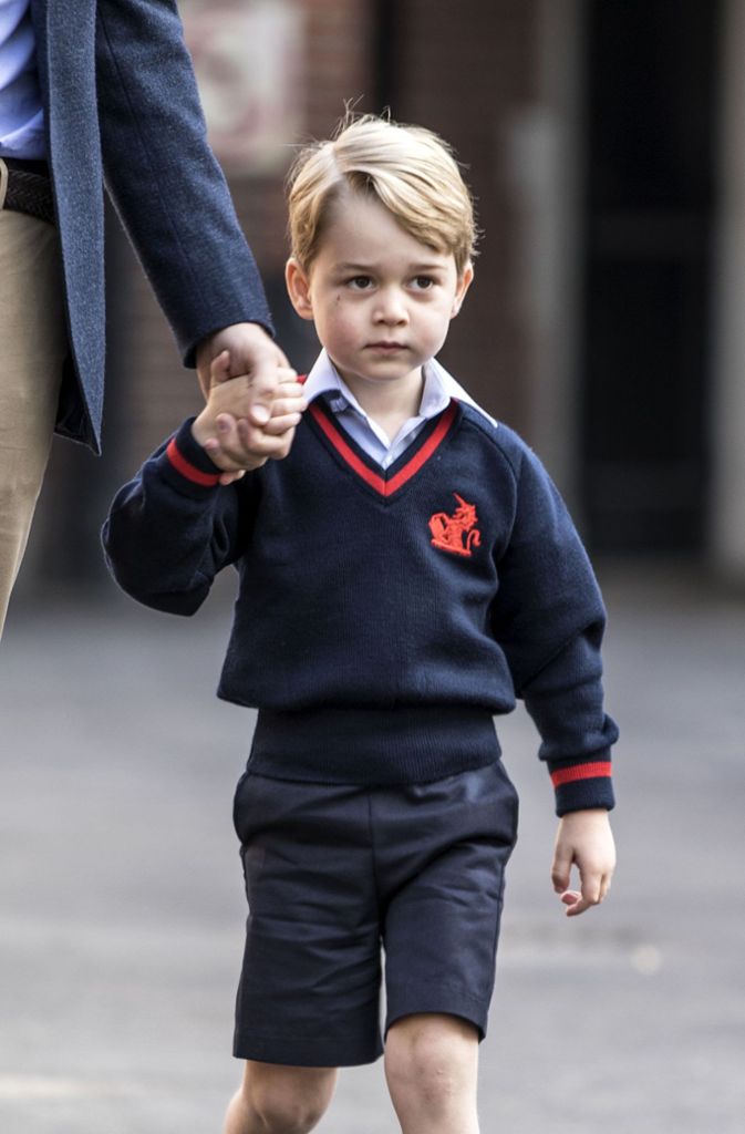 Auf dem Weg in Schuluniform: Im September 2017 ging der britische Prinz in London (Großbritannien) an der Hand seines Vaters zur Thomas’s Battersea Schule.