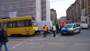 In Stuttgart-West kam es am Donnerstag zu einem Unfall zwischen einem Sprinter und einer Stadtbahn. Foto: 7aktuell.de/Andreas Werner