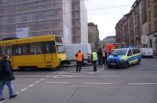 In Stuttgart-West kam es am Donnerstag zu einem Unfall zwischen einem Sprinter und einer Stadtbahn. Foto: 7aktuell.de/Andreas Werner