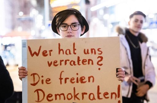 Eine Demonstrantin am Mittwochabend in Frankfurt. Unsere Bilderstrecke zeigt, was im Erfurter Landtag passiert ist. Foto: dpa/Andreas Arnold