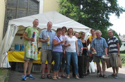 Gemeinsam grillen und gemeinsam feiern im Schatten der Kirche Zum Guten Hirten. Foto: Susanne Müller-Baji