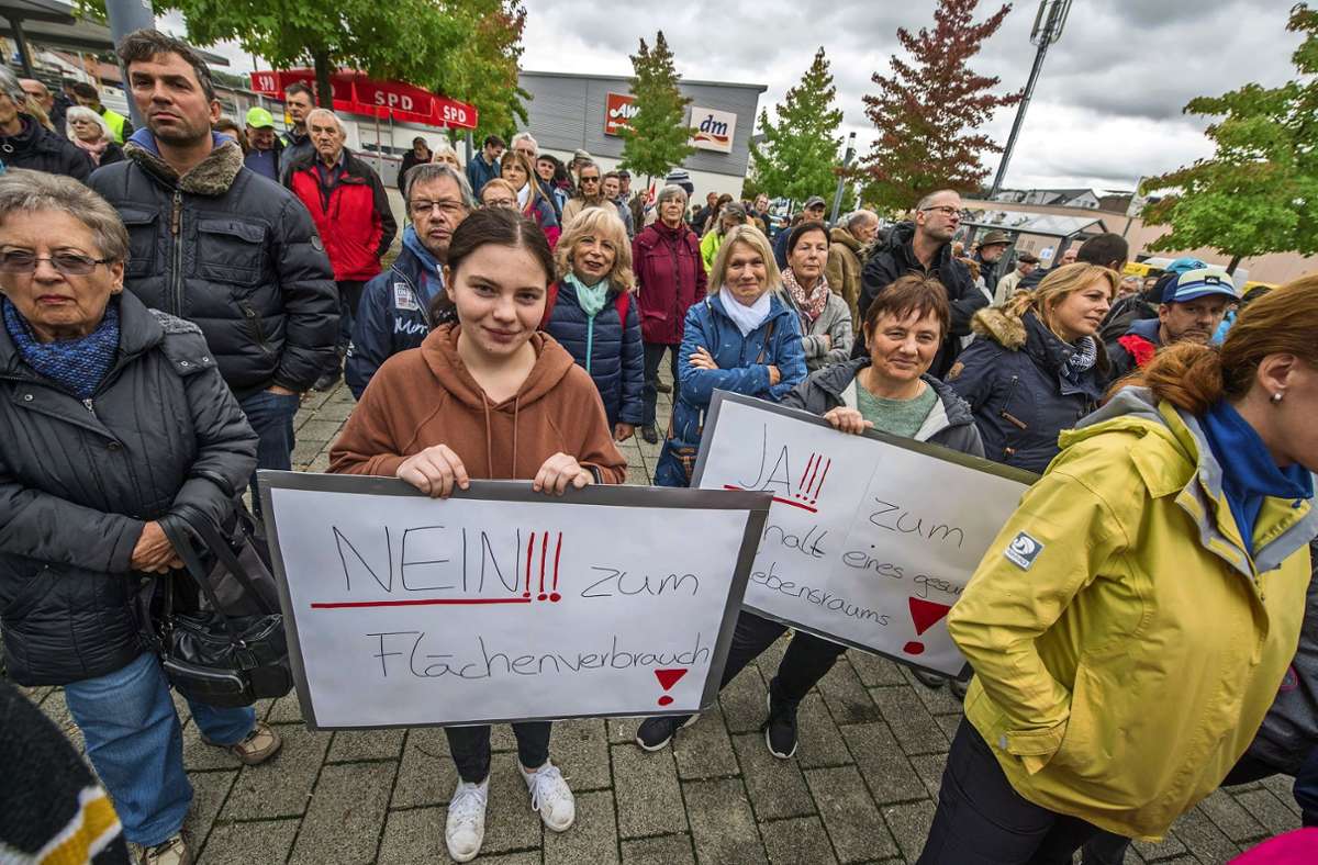 Demonstranten protestieren im Oktober 2019 in Uhingen gegen den letztlich gescheiterten „Gewerbepark Fils“. Foto:  