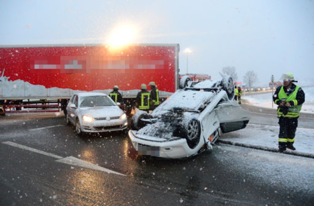 Größere Probleme bereitete der Schnee auf der Schwäbischen Alb: Bei Aichelberg landete ein Auto auf dem Dach.