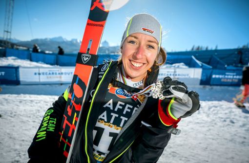 Kira Weidle mit ihrer Silbermedaille in Cortina d’Ampezzo. Die 25-Jährige studiert neben dem Profisport BWL, um sich für die Zukunft abzusichern. Foto: dpa/Michael Kappeler
