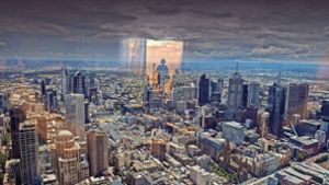 Lebenswertes Melbourne: Besucher auf dem Eureka Sydeck 88 Tower spiegeln sich beim Blick über die australische Millionenmetropole im Glas der Scheiben. Foto: DPA
