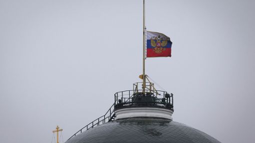 Die Flagge des russischen Präsidenten weht auf halbmast über dem Kreml. Nach einem der schwersten Terroranschläge in der russischen Geschichte begeht das Land einen nationalen Trauertag. Foto: Vitaly Smolnikov/AP
