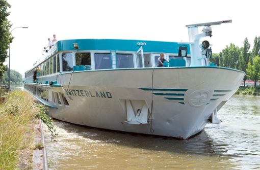 Auf dem Neckar ist am Dienstag ein Schiff verunglückt. Foto: Oliver Willikonsky - Lichtgut