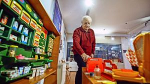 Harald Höschele kennt diesen Kaufladen sehr gut: Vor 30 Jahren, als seine Töchter noch klein waren, erstand er da oft echte Schokolade. Auch Käse und Wurst gibt es in so manchem Spielzeuggeschäft. Foto: factum/Granville