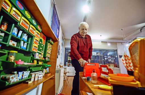 Harald Höschele kennt diesen Kaufladen sehr gut: Vor 30 Jahren, als seine Töchter noch klein waren, erstand er da oft echte Schokolade. Auch Käse und Wurst gibt es in so manchem Spielzeuggeschäft. Foto: factum/Granville