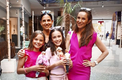 Feiertag für Barbie-Fans: Angelika Gewalt (links) und Susanne Schick mit ihren Töchtern Luna (links) und Filippa Foto: HAH/Hechtel