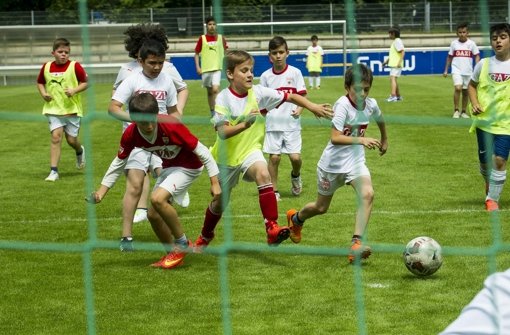 Die kleinen Kicker der Martin-Luther-Schule sehen ihren großen Vorbildern des VfB in den weißen Trikots bereits sehr ähnlich. Foto: Lichtgut/Max Kovalenko