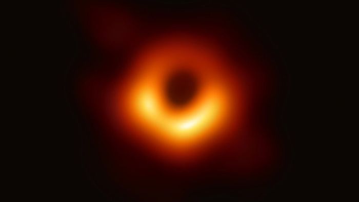 Schwarzes Loch nur 1000 Lichtjahre entfernt