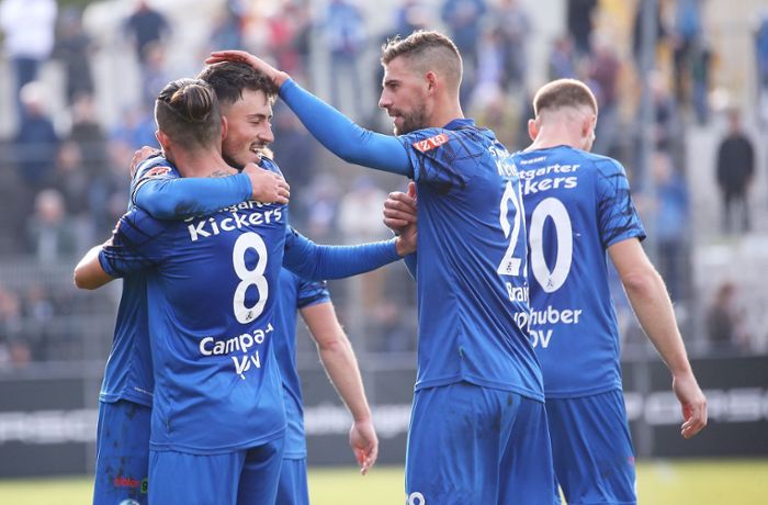 Stuttgarter Kickers  gegen Freiburger FC: Die Blauen bestätigen mit 8:1-Sieg eindrucksvoll ihre Dominanz