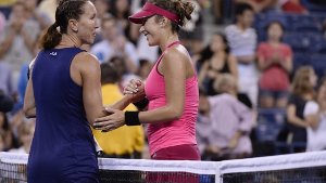 Belinda Bencic (rechts) bezwingt Jelena Jankovic und steht im Viertelfinale der US Open. Foto: dpa